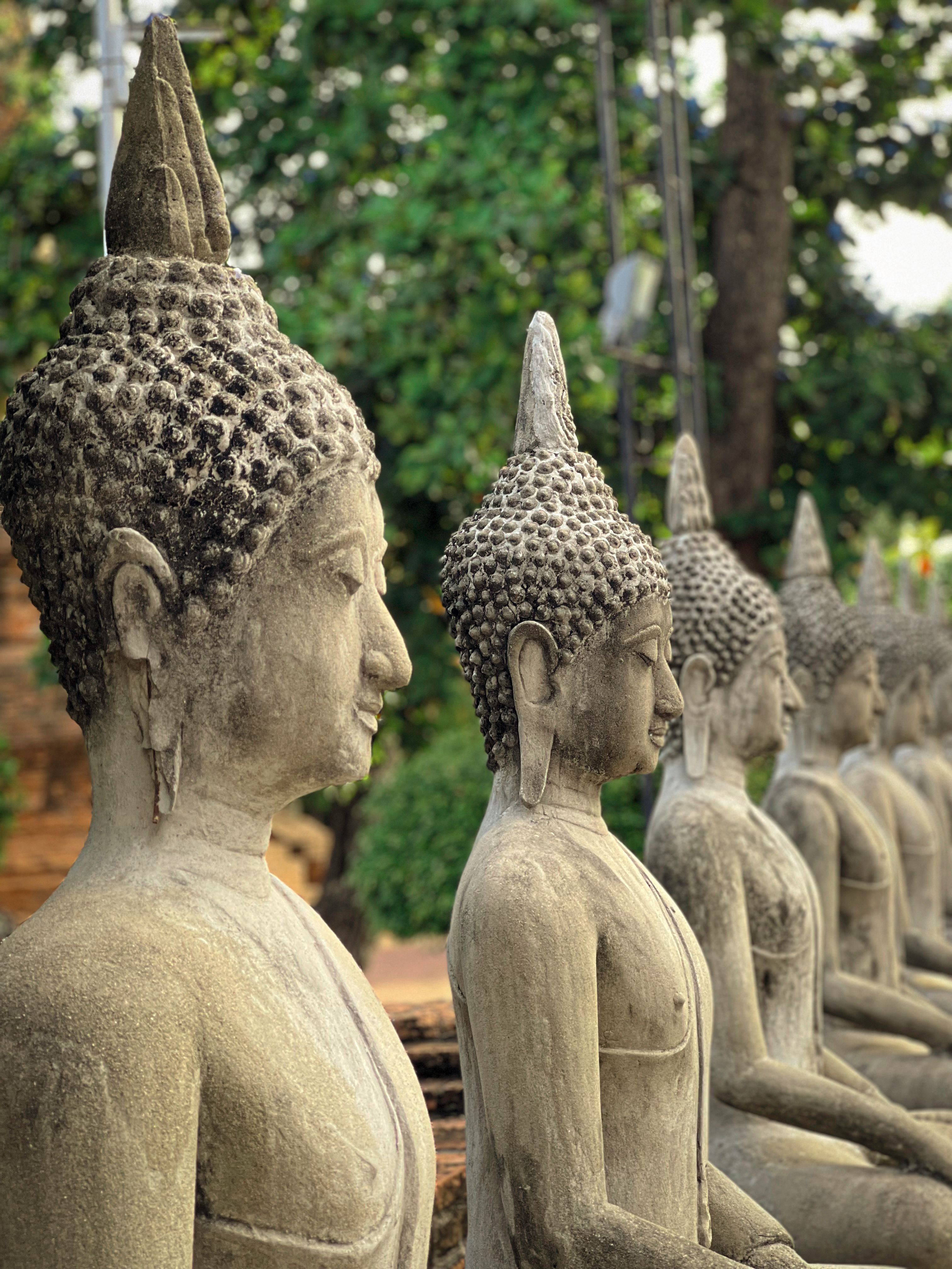 แถวพระพุทธรูปไร้เศียร