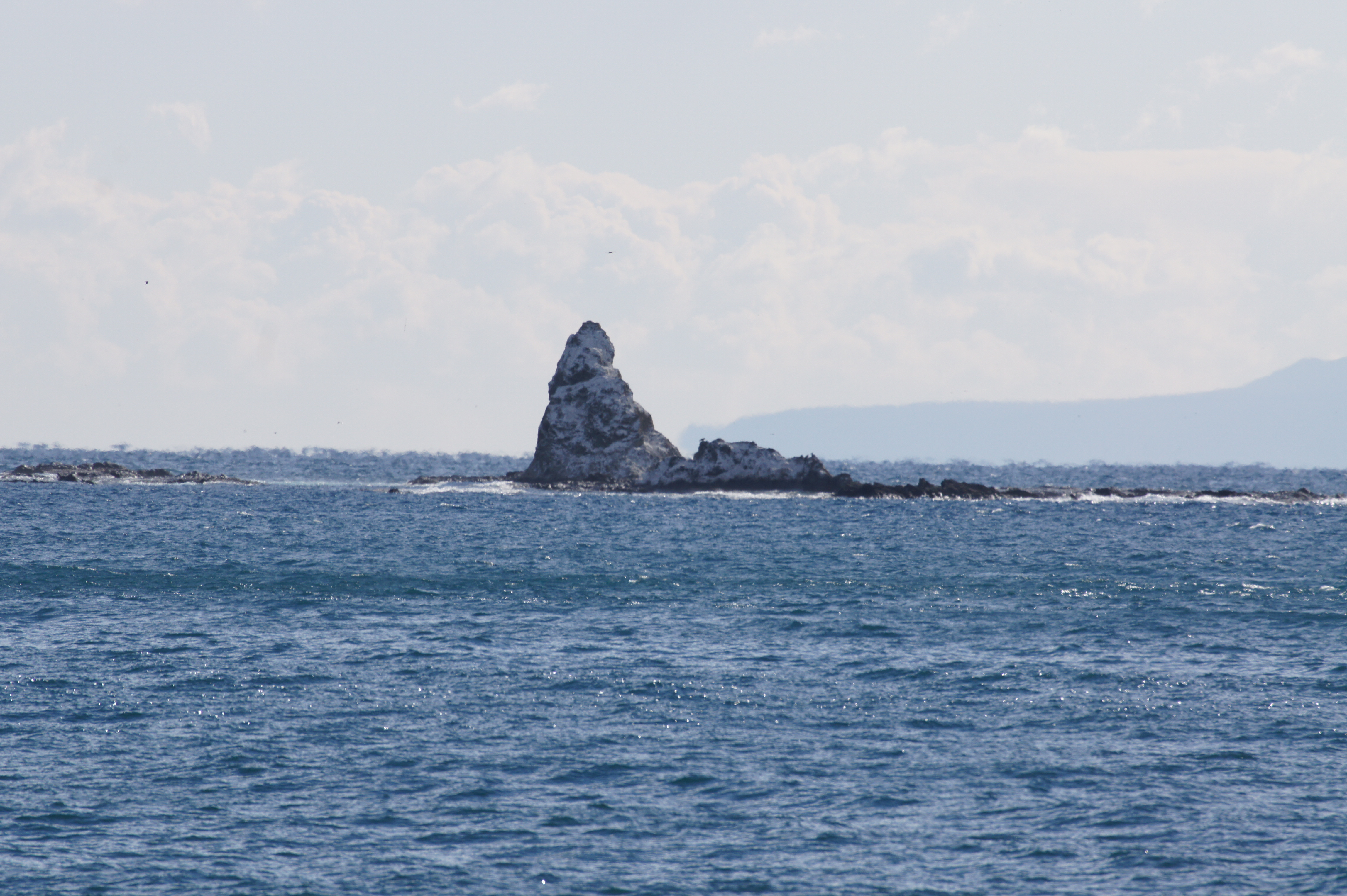 烏帽子岩 ― 茅ヶ崎の沖に立つ岩