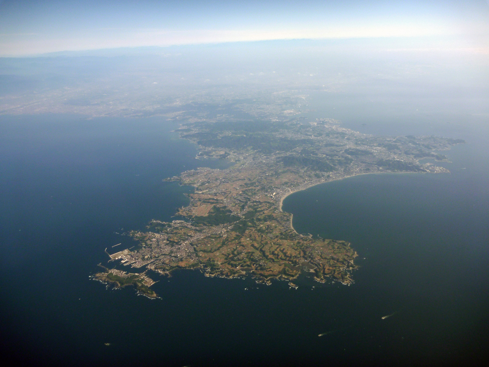 三浦半島 ― 湾のかたちと、対岸から見た江の島