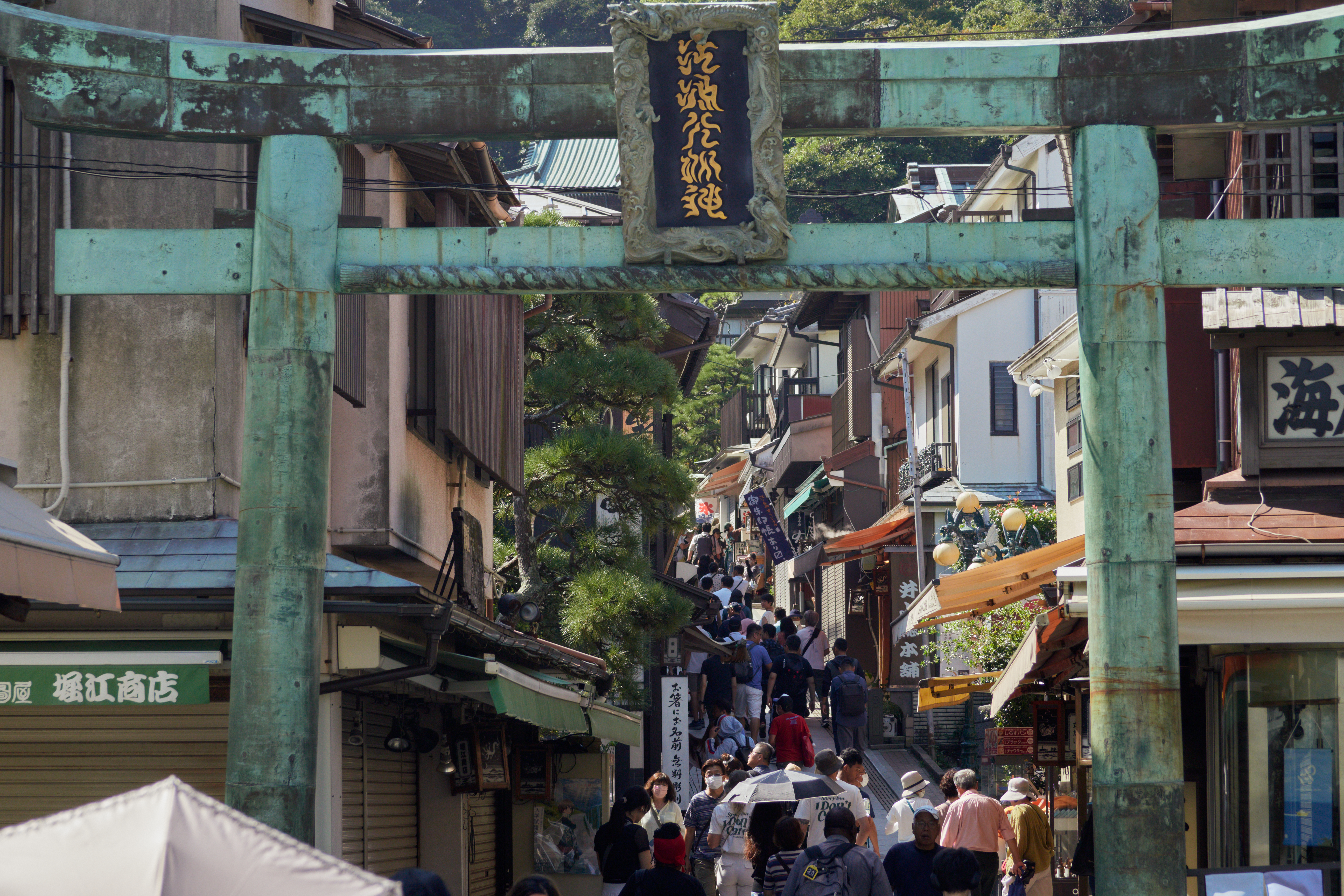 仲見世通りと青銅の鳥居 ― 門前町の坂
