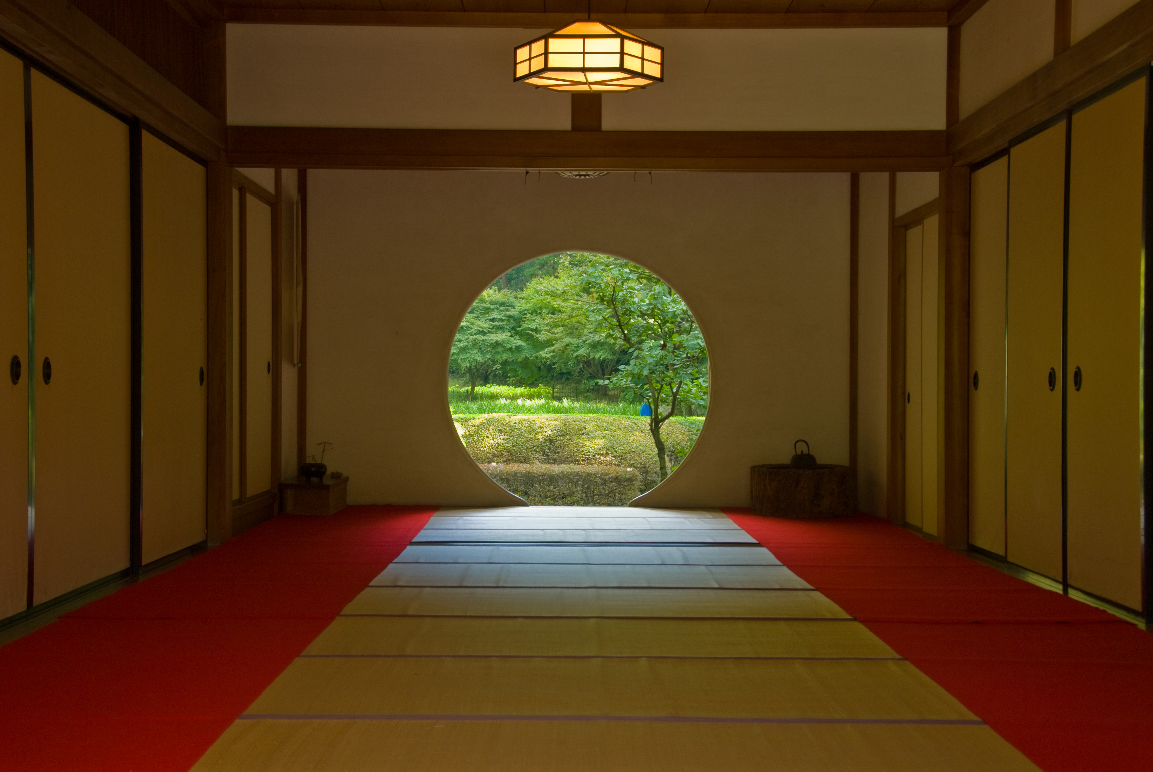 明月院 ― あじさいの青と、丸い窓