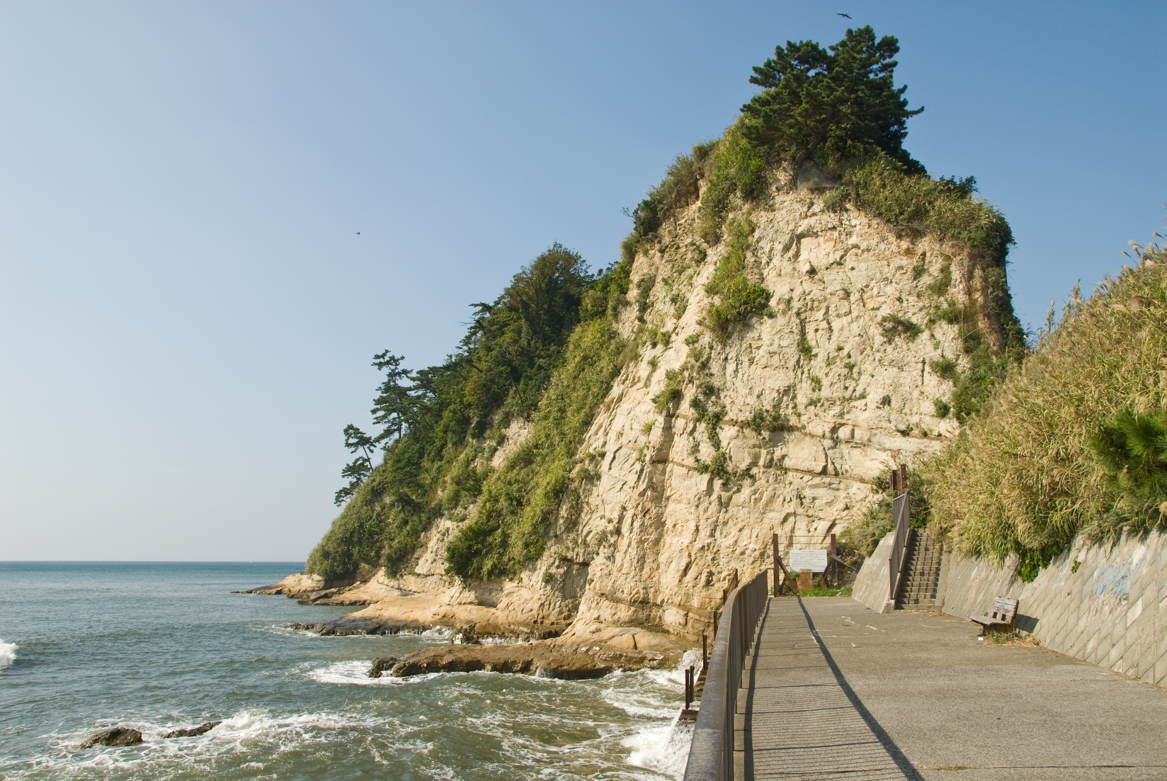 稲村ヶ崎 ― 江の島と見つめ合う岬