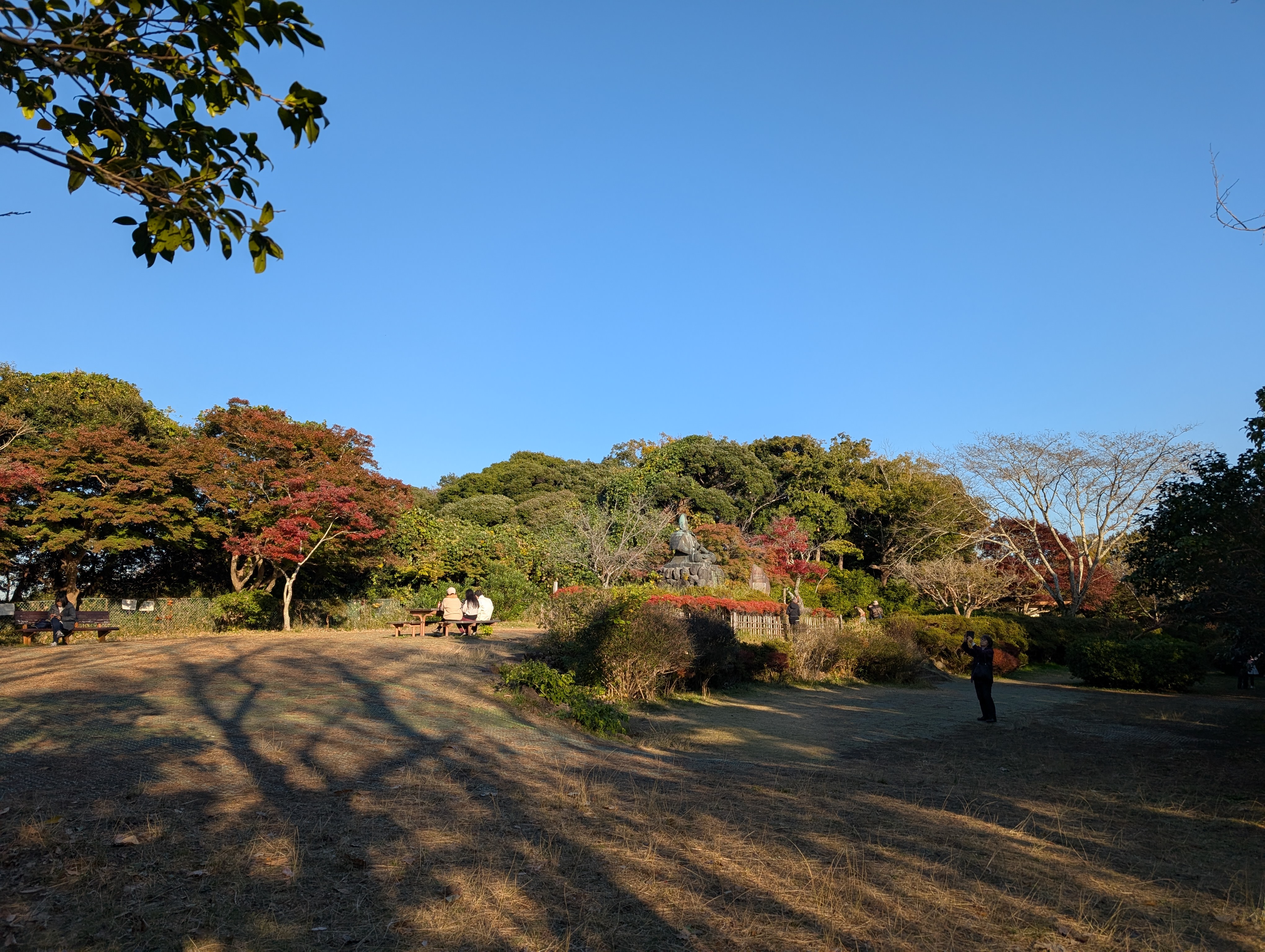 三方を山に、一方を海に ― 守りのための地形